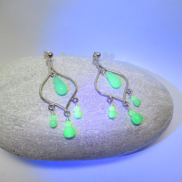 Uranium glass bead chandelier earrings - Picture 6 of 10